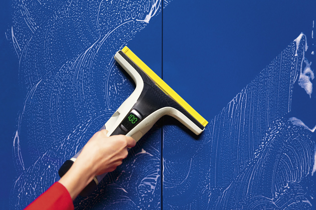 Okenní vysavač WV 6 Plus, dlouhá doba chodu baterie, nástavec s mopem, cena 2 890 Kč