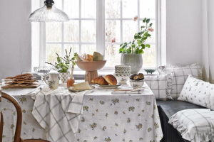 Stylové doplňky, nádobí na stolování a textilie s rustikální atmosférou pocházejí od švédské značky Strömshaga