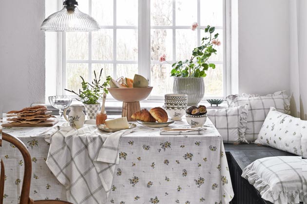 Stylové doplňky, nádobí na stolování a textilie s rustikální atmosférou pocházejí od švédské značky Strömshaga
