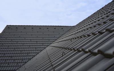 Betonov&aacute; stře&scaron;n&iacute; krytina Beta vyr&aacute;běn&aacute; v hladk&eacute; povrchov&eacute; &uacute;pravě Samet (matn&eacute;) se z&aacute;rukou 50 let