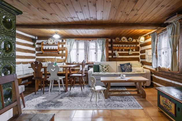 Kamila zjistila, že kachlová kamna jsou od kamnáře, s nímž spolupracuje. Bere to jako další z řady hezkých znamení, že chaloupka měla být jejich