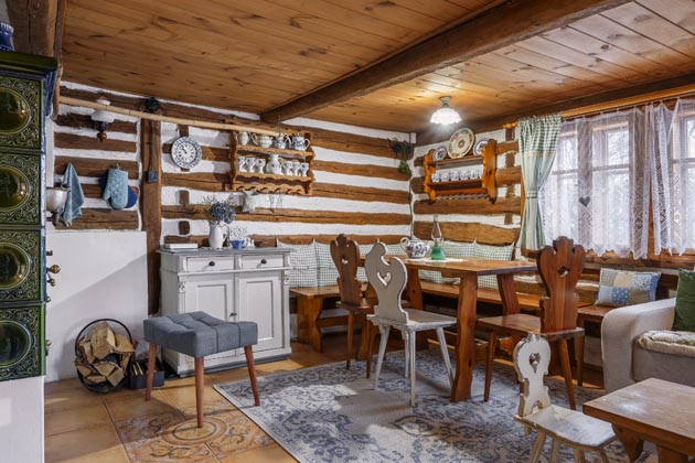 Kamila zjistila, že kachlov&aacute; kamna jsou od&nbsp;kamn&aacute;ře, s&nbsp;n&iacute;mž spolupracuje. Bere to jako dal&scaron;&iacute; z&nbsp;řady hezk&yacute;ch znamen&iacute;, že chaloupka měla b&yacute;t jejich