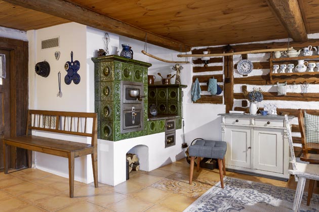 Kamila zjistila, že kachlov&aacute; kamna jsou od&nbsp;kamn&aacute;ře, s&nbsp;n&iacute;mž spolupracuje. Bere to jako dal&scaron;&iacute; z&nbsp;řady hezk&yacute;ch znamen&iacute;, že chaloupka měla b&yacute;t jejich