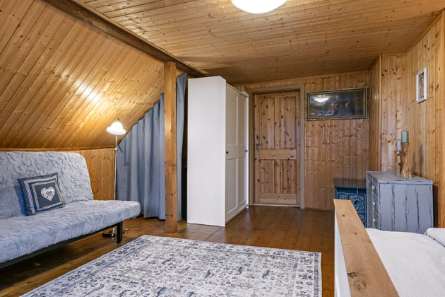 Ve&nbsp;velk&eacute; ložnici rodičů jsou kromě manželsk&eacute; postele je&scaron;tě dvě rozkl&aacute;dac&iacute; sedačky