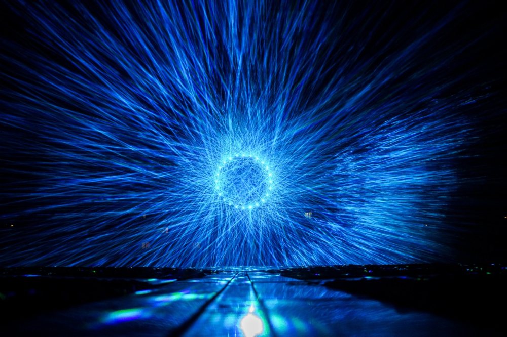 Plzeň v symbi&oacute;ze světla a tmy: Blik Blik letos poprv&eacute; rozz&aacute;ř&iacute; město po tři noci 