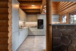 Kouzlo kontrastu: betonová stěrka v dřevěném srubu