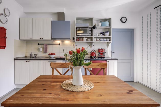 Historicky prvn&iacute; apartm&aacute;n na&nbsp;statku je obl&iacute;benou st&aacute;lic&iacute;, do&nbsp;kter&eacute; se host&eacute; r&aacute;di vracej&iacute;. V&nbsp;průběhu let už pro&scaron;el rekonstrukc&iacute;, nicm&eacute;ně byl to pr&aacute;vě on, kdo udal atmosf&eacute;ru cel&eacute;mu penzionu. Chlub&iacute; se kr&aacute;sn&yacute;mi v&yacute;hledy, mimoř&aacute;dně &uacute;tuln&yacute;m interi&eacute;rem i&nbsp;komfortn&iacute;mi ložnicemi