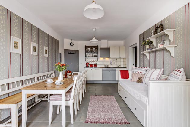 Prostorově velkorys&yacute; apartm&aacute;n je charakteristick&yacute; romantickou atmosf&eacute;rou a&nbsp;syt&yacute;mi detaily v&nbsp;modr&eacute; a&nbsp;červen&eacute;