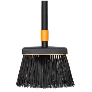 Smet&aacute;k QuikFit, robustn&iacute; konstrukce s dlouh&yacute;mi vl&aacute;kny pro lep&scaron;&iacute; dosah a na hrub&scaron;&iacute; nečistoty, cena 593 Kč