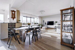 Zadáním bylo vytvořit decentní interiér, kde nábytek nenarušuje harmonii prostoru, ale naopak citlivě doplňuje sbírku obrazů a historických kousků majitelky. Nábytek byl navržen tak, aby splynul s prostorem a nenápadně podtrhl jeho charakter