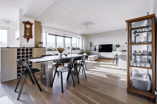 Zadáním bylo vytvořit decentní interiér, kde nábytek nenarušuje harmonii prostoru, ale naopak citlivě doplňuje sbírku obrazů a historických kousků majitelky. Nábytek byl navržen tak, aby splynul s prostorem a nenápadně podtrhl jeho charakter