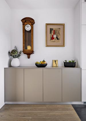 Ve&scaron;ker&yacute; n&aacute;bytek na&nbsp;m&iacute;ru nechala design&eacute;rka vyrobit v&nbsp;Interi&eacute;ry Bača, se kter&yacute;mi spolupracuje na&nbsp;v&scaron;ech sv&yacute;ch realizac&iacute;ch