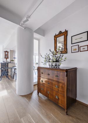 Do&nbsp;interi&eacute;ru se propisuj&iacute; nosn&eacute; metrov&eacute; sloupy, kter&eacute; jsou v&nbsp;jednotliv&yacute;ch bodech stavby. Odstraněn&iacute;m př&iacute;čky a&nbsp;dvoj&iacute;ch dveř&iacute; se prostor kr&aacute;sně otevřel