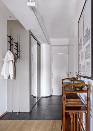 Tmav&aacute; dlažba v předs&iacute;ni a v kuchyni zůstala původn&iacute;