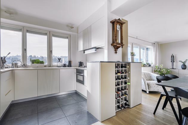 Zaj&iacute;mav&yacute; prvek představuj&iacute; vroubky na někter&yacute;ch dv&iacute;řk&aacute;ch kuchyňsk&eacute; linky, kter&eacute; byly vyrobeny v&yacute;robcem n&aacute;bytku. Jejich &scaron;&iacute;řka je na m&iacute;ru a povrch v&scaron;ech dv&iacute;řek je o&scaron;etřen matn&yacute;m lakem 