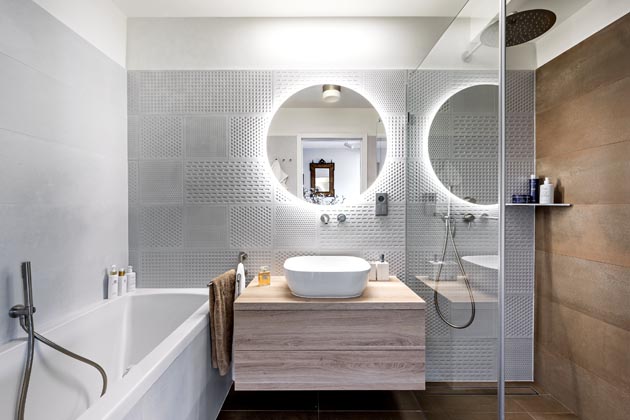 V&scaron;echny obklady a&nbsp;dlažba ať už v&nbsp;matn&eacute;m, či metalick&eacute;m povrchu nebo s&nbsp;reli&eacute;fn&iacute;m povrchem v&nbsp;obl&iacute;ben&eacute;m rozměru 30&nbsp;&times;&nbsp;90&thinsp;cm jsou ze s&eacute;rie Gravity v&yacute;robce Argenta Ceramica. Skř&iacute;ňka je vyrobena z&nbsp;voděodoln&eacute;ho lamin&aacute;tu ve&nbsp;vzhledu dřeva&nbsp;&ndash; dekor dub cuneo bělen&yacute; od&nbsp;v&yacute;robce Egger