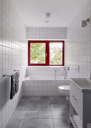 Neutr&aacute;lně ře&scaron;en&aacute; koupelna s&nbsp;vanou se nach&aacute;z&iacute; mezi ložnic&iacute; rodičů a&nbsp;pokojem pro hosty