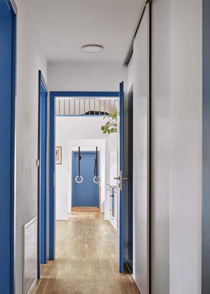 Z centrální chodby v patře se dostanete do všech pokojů a dvou koupelen