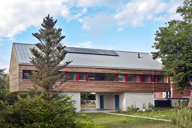 Jižn&iacute; stana je prosklen&aacute; a&nbsp;p&aacute;sov&eacute; okno dům přirozeně propojuje se zahradou