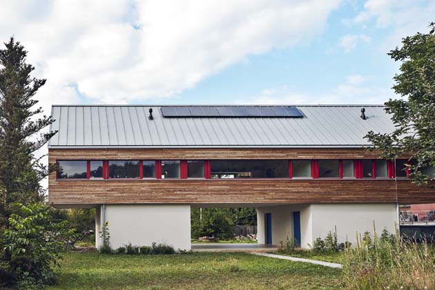 Jižn&iacute; stana je prosklen&aacute; a&nbsp;p&aacute;sov&eacute; okno dům přirozeně propojuje se zahradou