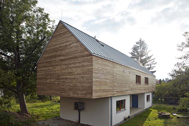 Jižn&iacute; stana je prosklen&aacute; a&nbsp;p&aacute;sov&eacute; okno dům přirozeně propojuje se zahradou