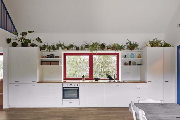 B&iacute;l&aacute; kuchyňsk&aacute; sestava ře&scaron;en&aacute; v&nbsp;jedn&eacute; linii zab&iacute;r&aacute; celou stěnu m&iacute;stnosti a&nbsp;nab&iacute;z&iacute; značn&eacute; množstv&iacute; &uacute;ložn&yacute;ch skř&iacute;něk i&nbsp;velkou pracovn&iacute; plochu