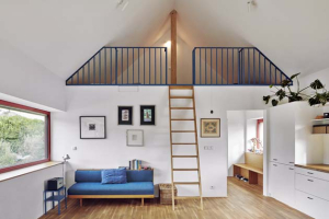 Díky ponechanému otevřenému krovu mohla ve zvýšeném patře hlavní obytné místnosti s kuchyní vzniknout takzvaná chill out zóna