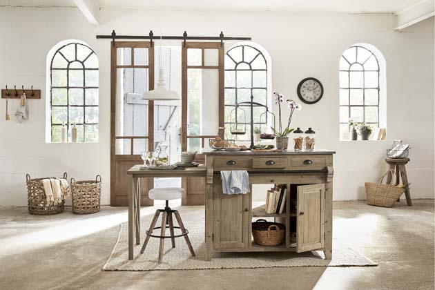 Otočná a výškově nastavitelná stolička Twist s měkkým koženým potahem, konstrukce z mangového dřeva a železa, cena 3 898 Kč