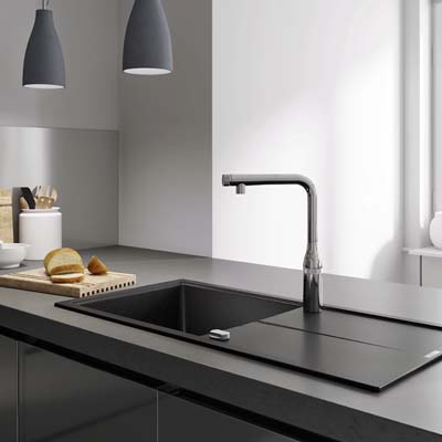 Kompozitn&iacute; dřez K400, 80&thinsp;% křemenn&eacute; žuly a&nbsp;20&thinsp;% pryskyřice, tlumic&iacute; technologie Whisper, cena 13&nbsp;699&thinsp;Kč