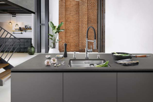 Dřezová baterie Cartis-S Flexo, flexibilní hadice, odepínatelná sprška,  cena 8 750 Kč, dřez Etagon 500-IF (Blanco) s integrovaným stupínkem, cena 14 250 Kč, www.ancor.cz