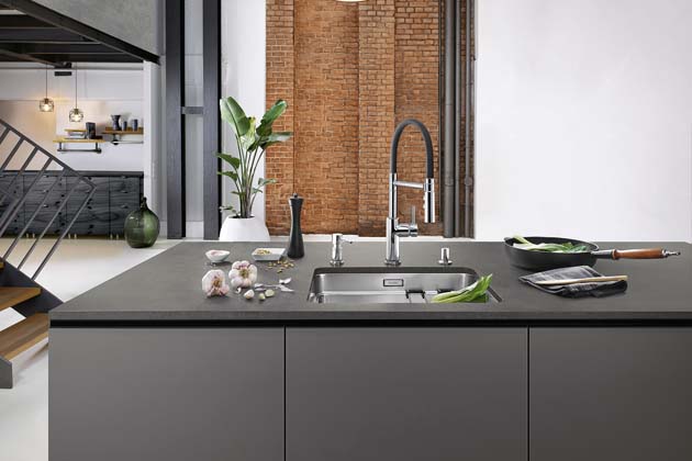 Dřezová baterie Cartis-S Flexo, flexibilní hadice, odepínatelná sprška,  cena 8 750 Kč, dřez Etagon 500-IF (Blanco) s integrovaným stupínkem, cena 14 250 Kč, www.ancor.cz