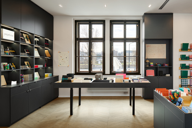 Papelote v Hole&scaron;ovic&iacute;ch spojuje prodejnu a infoshop v b&yacute;val&eacute; vr&aacute;tnici