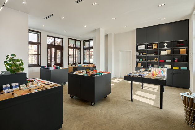 Papelote v Hole&scaron;ovic&iacute;ch spojuje prodejnu a infoshop v b&yacute;val&eacute; vr&aacute;tnici