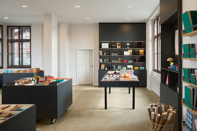 Papelote v Hole&scaron;ovic&iacute;ch spojuje prodejnu a infoshop v b&yacute;val&eacute; vr&aacute;tnici