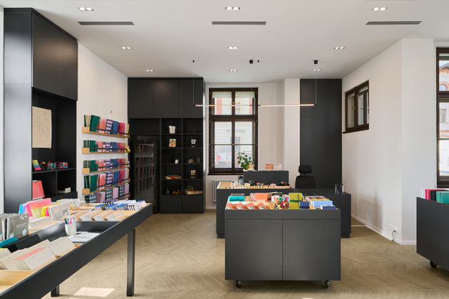 Papelote v Hole&scaron;ovic&iacute;ch spojuje prodejnu a infoshop v b&yacute;val&eacute; vr&aacute;tnici