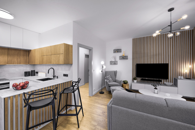 Dřevo platí za jeden z hlavních materiálů použitých v interiéru. Autor tak navázal na bohatou dřevařskou historii lokality a pracoval s atmosférou horského chaletu