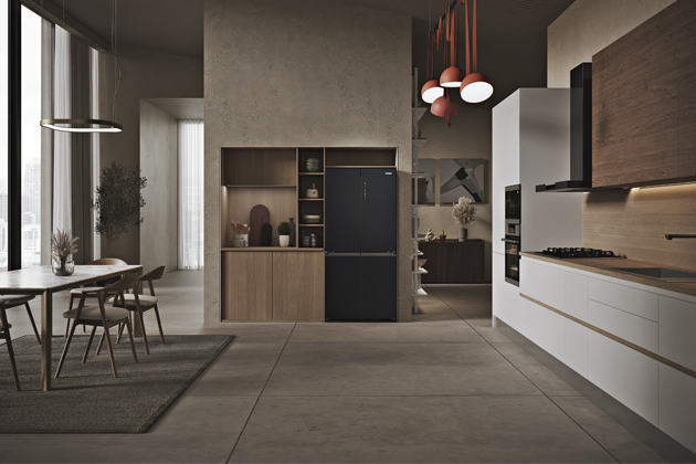 Čtyřdveřová chladnička HCR3818ENPT, hloubka 65 cm, řada funkcí včetně Total NoFrost, cena 19 990 Kč