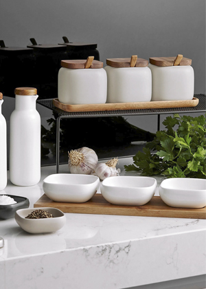 Sada keramick&yacute;ch n&aacute;dob a d&oacute;z Essentialis, ak&aacute;ciov&eacute; dřevo, ceny: l&aacute;hve 889 Kč / 2 ks, d&oacute;zy 969 Kč / 3 ks