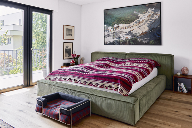 Ložnici dominuje man&scaron;estrov&aacute; postel Lennon v&nbsp;zelen&eacute; barvě. S&nbsp;paničkou sd&iacute;l&iacute; ložnici i&nbsp;fenka Bailey, kter&aacute; tu m&aacute; svůj pel&iacute;&scaron;ek