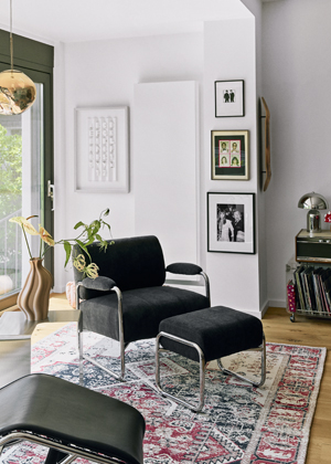 V&nbsp;odpočinkov&eacute; č&aacute;sti ob&yacute;v&aacute;ku trůn&iacute; křeslo Marcel s&nbsp;konstrukc&iacute; z&nbsp;oh&yacute;ban&yacute;ch chromovan&yacute;ch trubek a&nbsp;kožen&aacute; leno&scaron;ka