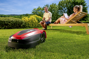 Robotická sekačka DM2 1400I si zvládne poradit s členitou travní plochou do 1 400 m2, cena 28 000 Kč,