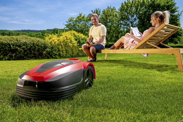 Robotická sekačka DM2 1400I si zvládne poradit s členitou travní plochou do 1 400 m2, cena 28 000 Kč,