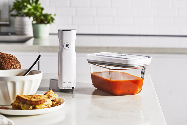 Sada na vakuov&aacute;n&iacute; Fresh &amp; Save, obsahuje dob&iacute;jec&iacute; vakuovou pumpu,  dvě d&oacute;zy a čtyři s&aacute;čky, cena 2 690 Kč