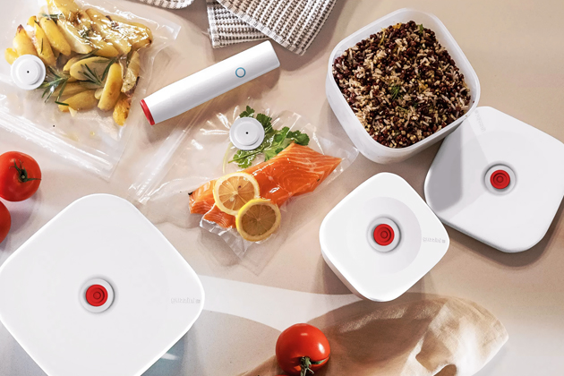 Vakuovac&iacute; syst&eacute;m Save-it, obsahuje vakuovačku, dvě polypropyl&eacute;nov&eacute; d&oacute;zy a čtyři opakovaně použiteln&eacute; s&aacute;čky, cena 1 799 Kč