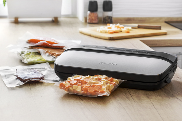 Vakuovac&iacute; sv&aacute;řečka SVS 4010SS, integrovan&aacute; f&oacute;lie, hadička pro extern&iacute; ods&aacute;v&aacute;n&iacute;, souč&aacute;st&iacute; balen&iacute; vakuov&eacute; s&aacute;čky i f&oacute;lie, cena 1 999 Kč