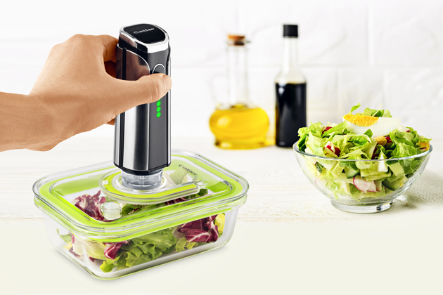 Vakuovac&iacute; sada VM 400, obsahuje dob&iacute;jec&iacute; vakuovou pumpu, d&oacute;zu z borosilik&aacute;tov&eacute;ho skla a pět zip-lock s&aacute;čků,  cena 690 Kč