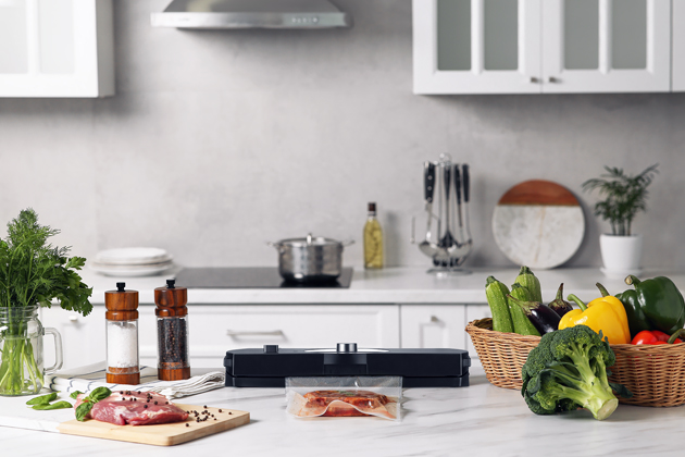 Vakuová svářečka PHVS 3033 s odnímatelným horním víkem, vestavěná řezačka sáčků, nástavec na odsávání lahví, cena 1 390 Kč