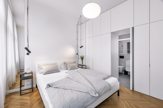 V&nbsp;ložnici jsou velkou vychyt&aacute;vkou &bdquo;tajn&eacute;&ldquo; dveře vedouc&iacute; do&nbsp;koupelny. Jsou zasazen&eacute; do&nbsp;vestavěn&eacute; &scaron;atn&iacute; skř&iacute;ně