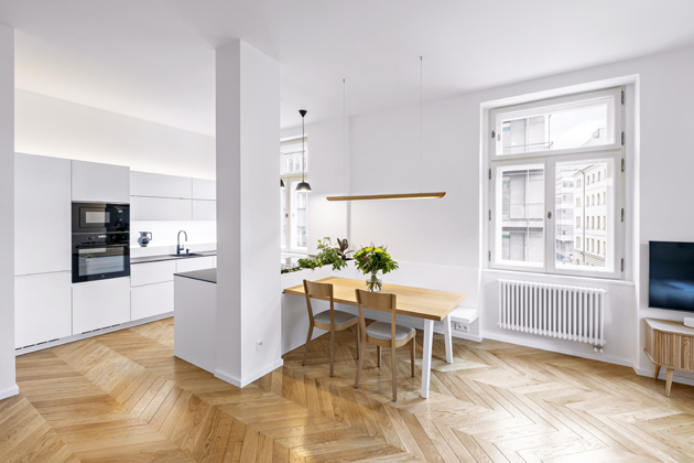 Po&nbsp;ubour&aacute;n&iacute; zdi se prostor nově vznikl&eacute;ho pokoje společn&eacute;ho pro kuchyň, j&iacute;delnu a&nbsp;ob&yacute;v&aacute;k kr&aacute;sně otevřel a&nbsp;prosvětlil