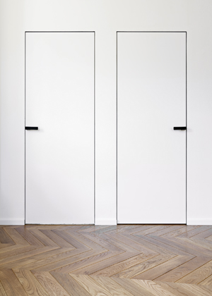 D&iacute;ky skryt&yacute;m z&aacute;rubn&iacute;m dveř&iacute; od&nbsp;česk&eacute;ho v&yacute;robce M&amp;T dveře t&eacute;měř splynou  se stěnou